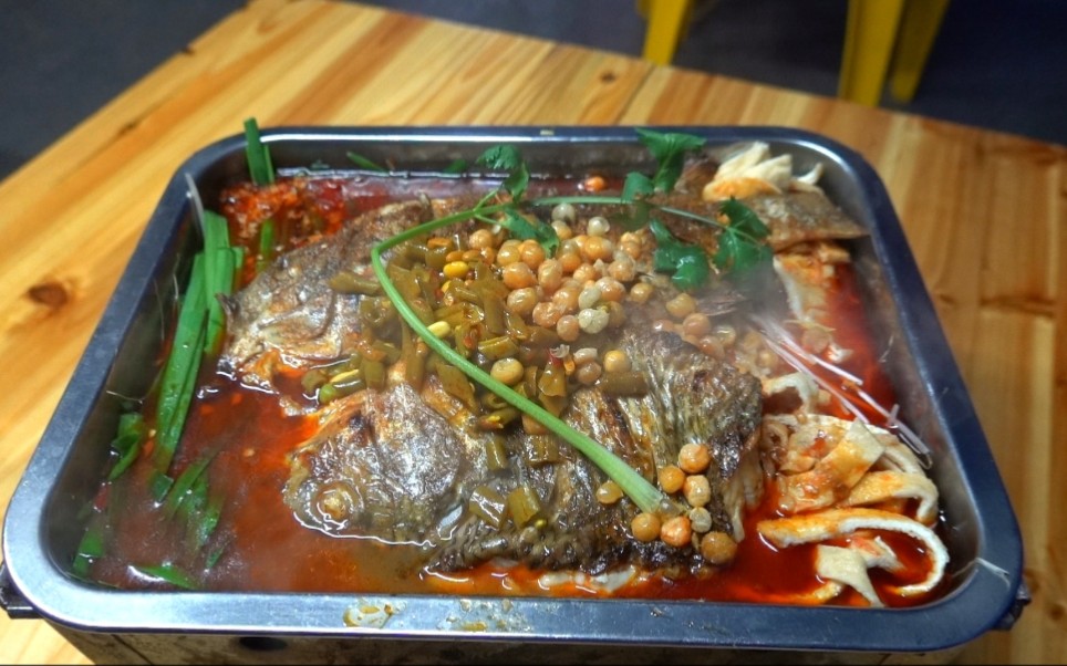 活动  广西城中村夜宵店,9元一条烤鱼,量多又便宜,实实在在没有套路