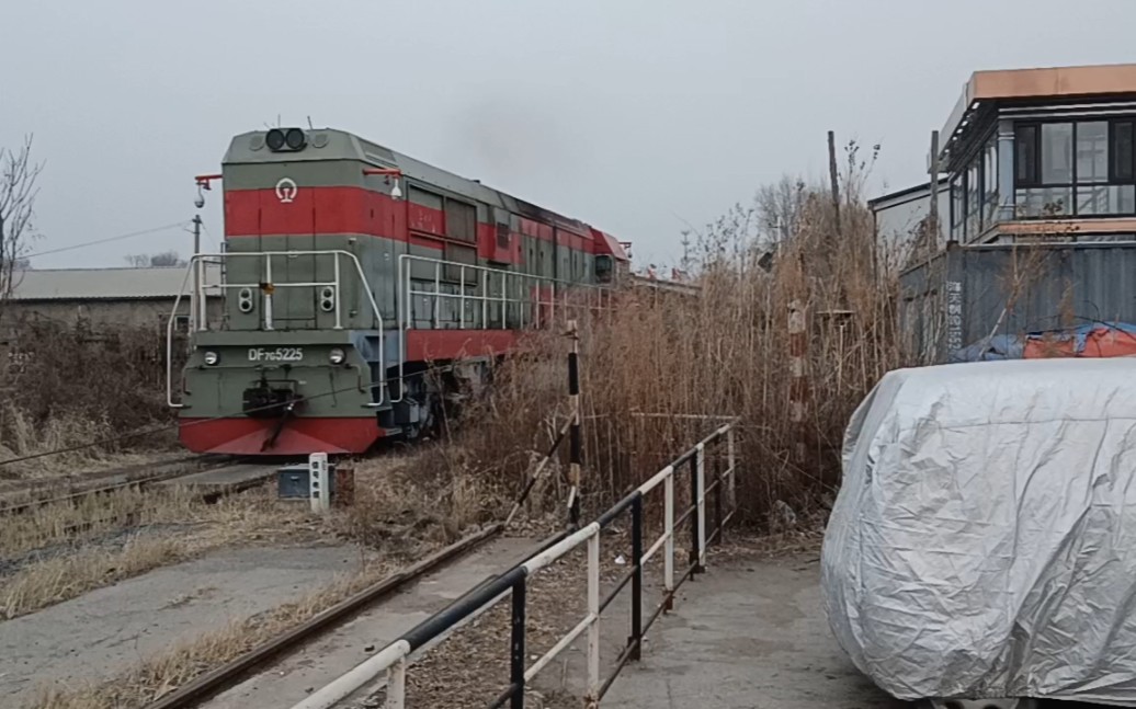 东风7g牵引煤炭货列由苏家屯货场驶出进入沈阳金山能源有限公司厂区