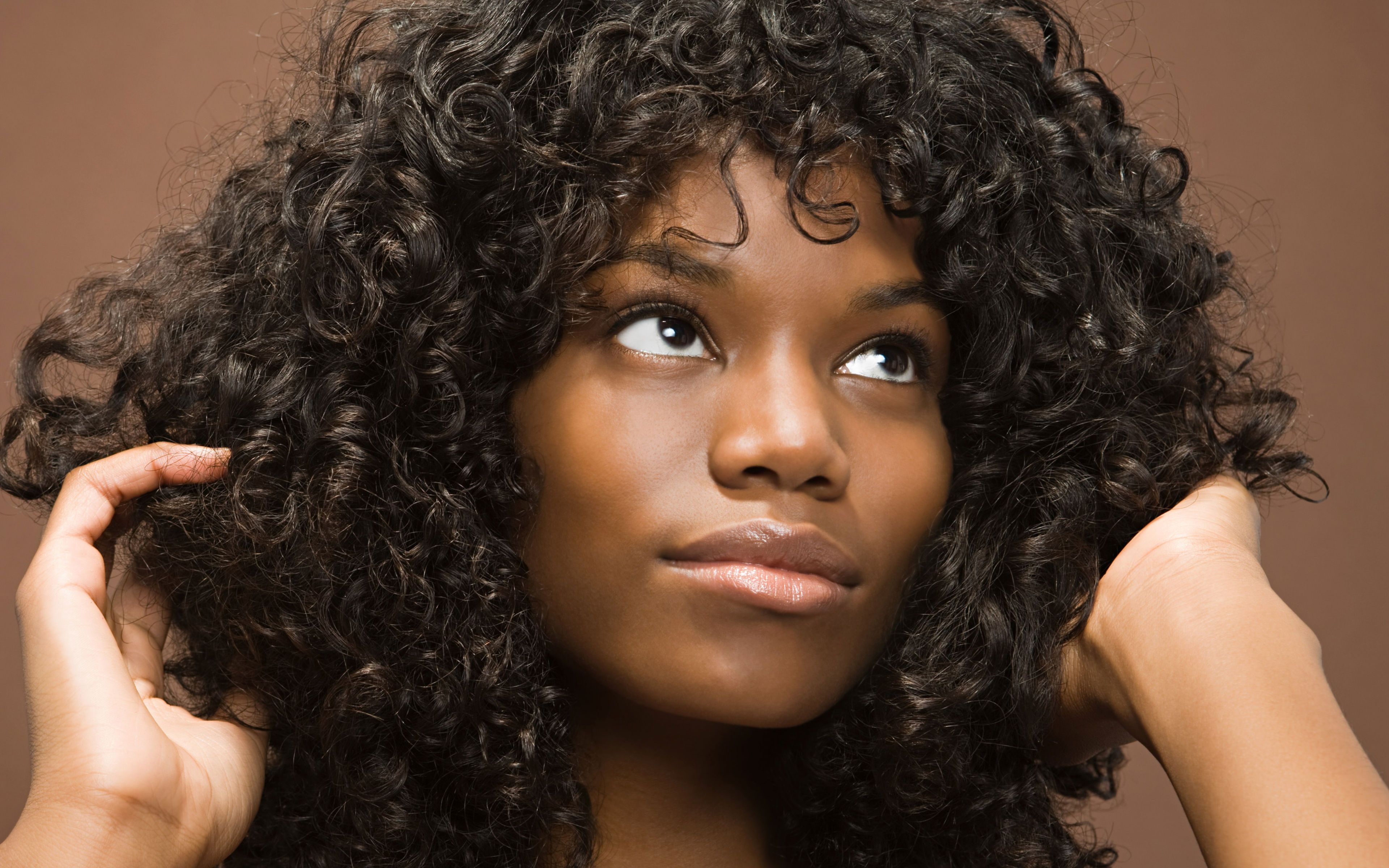非洲女孩头发天生自然卷,要想拉直有多难?理发师直言受不了
