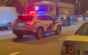 Tải video: 【First responders】罕见！山西省太原市交警巡逻车夜间使用扩音器拦停对向车道渣土车