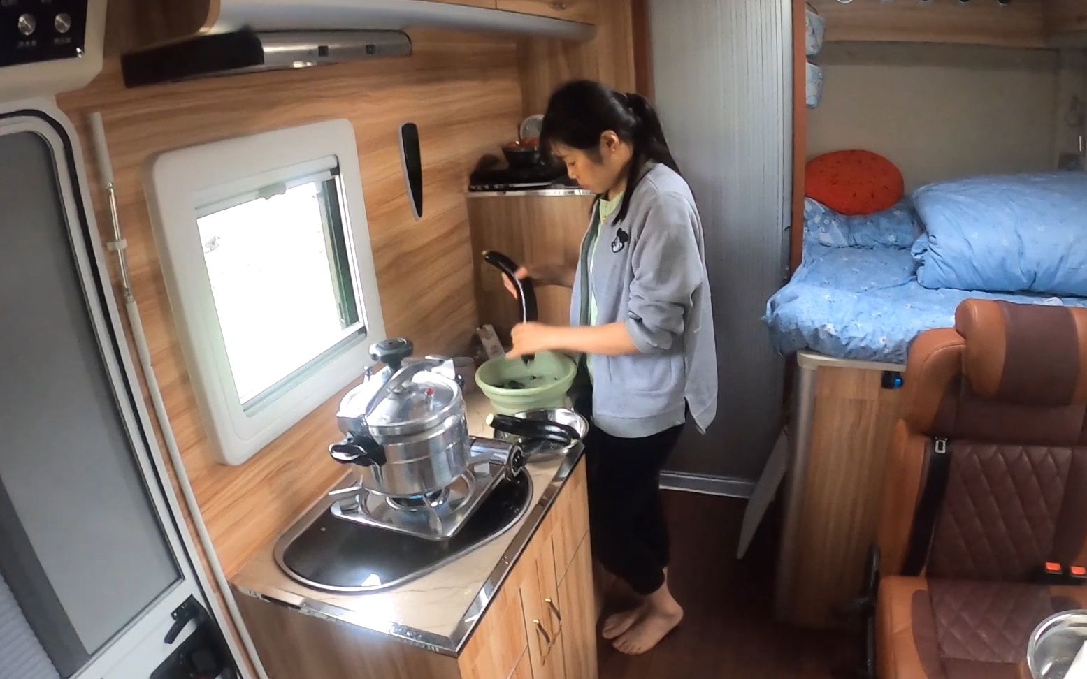 夫妻房车自驾,遇下雨天停服务区车里做大餐,是真舒服啊!