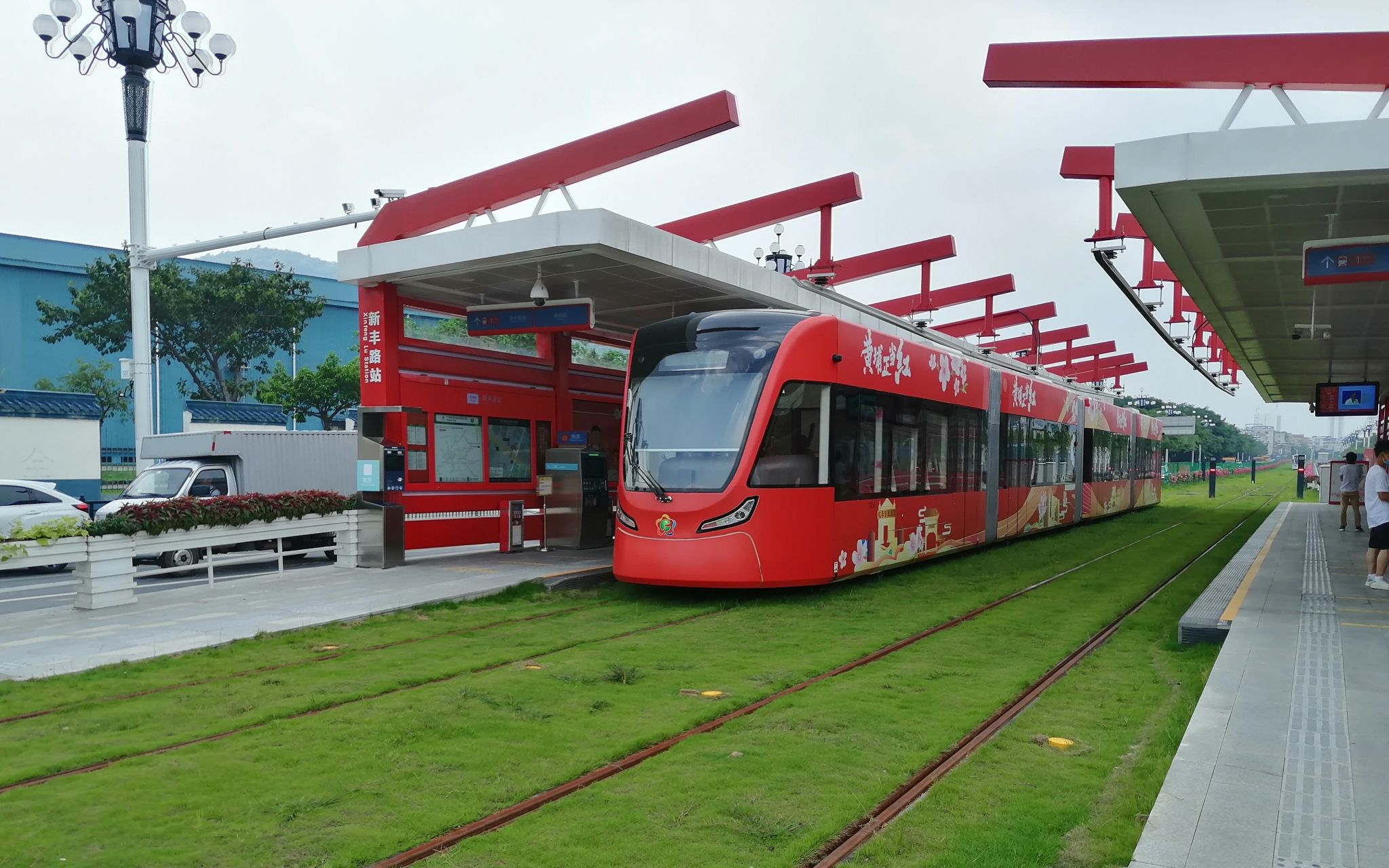 庫存片:廣州黃埔有軌電車1號線首通段地鐵長平站出站