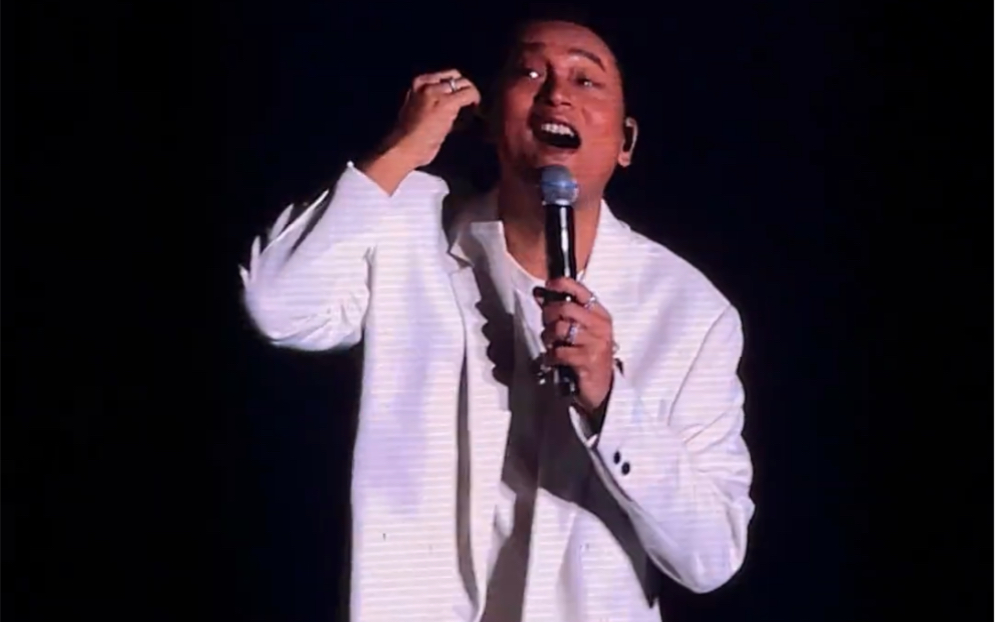 陈志朋来台州开演唱会,叫歌迷拿起国产手机,现场亮起满天星,太美了.