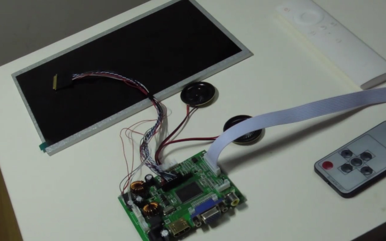 期视频制作了一台显示器   屏幕部分600p 驱动板 :倒车板双路av hdmi