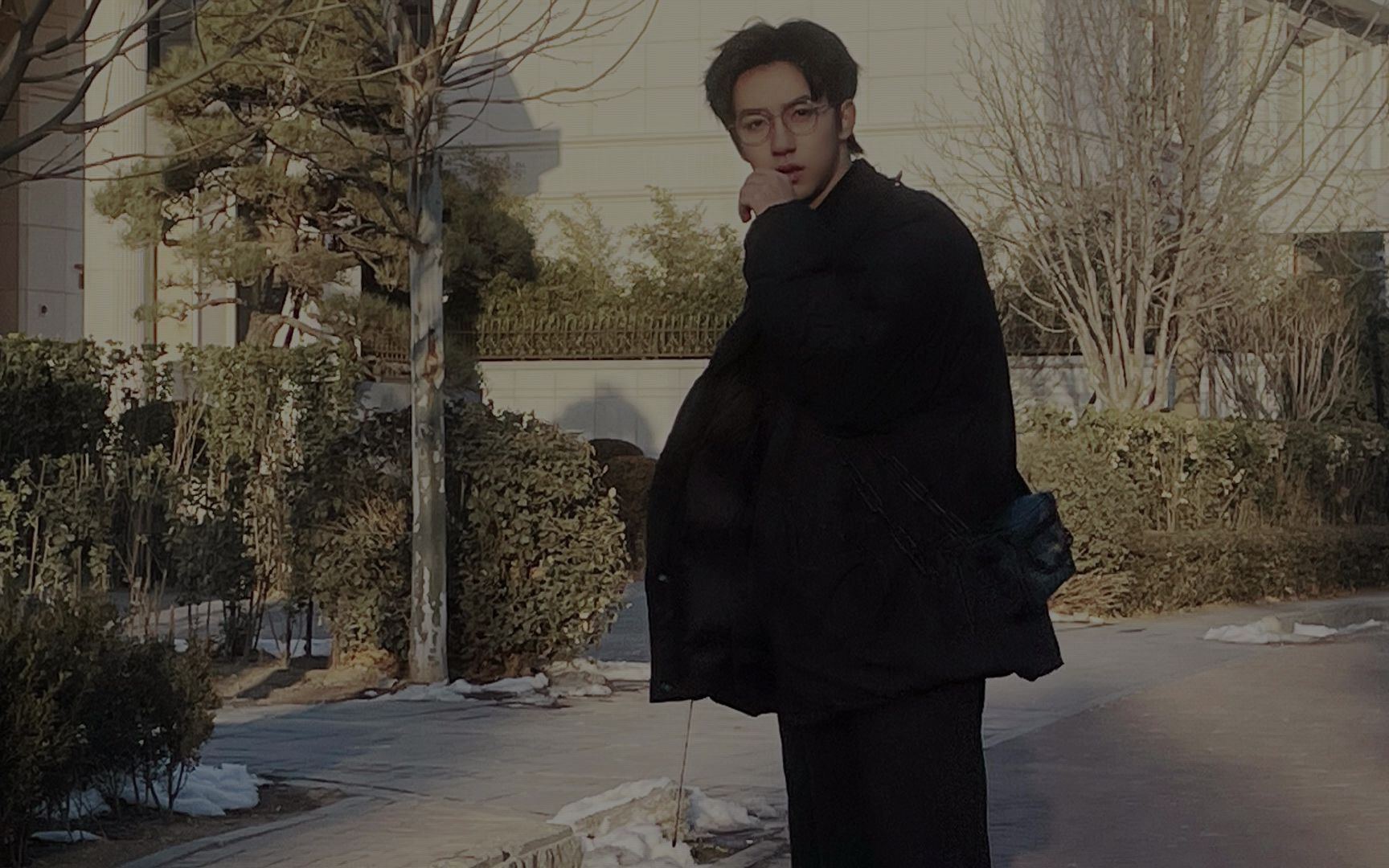 贺峻霖露额头眼镜造型随拍,露额头戴眼镜全黑造型的小贺老师,一整个帅