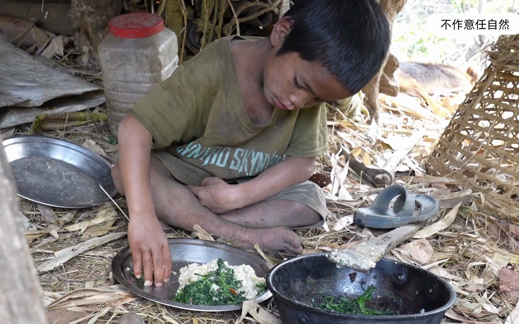 尼泊尔山区贫穷小男孩住草棚穿开裆裤用木棍炒野菜来填饱肚子动作娴熟