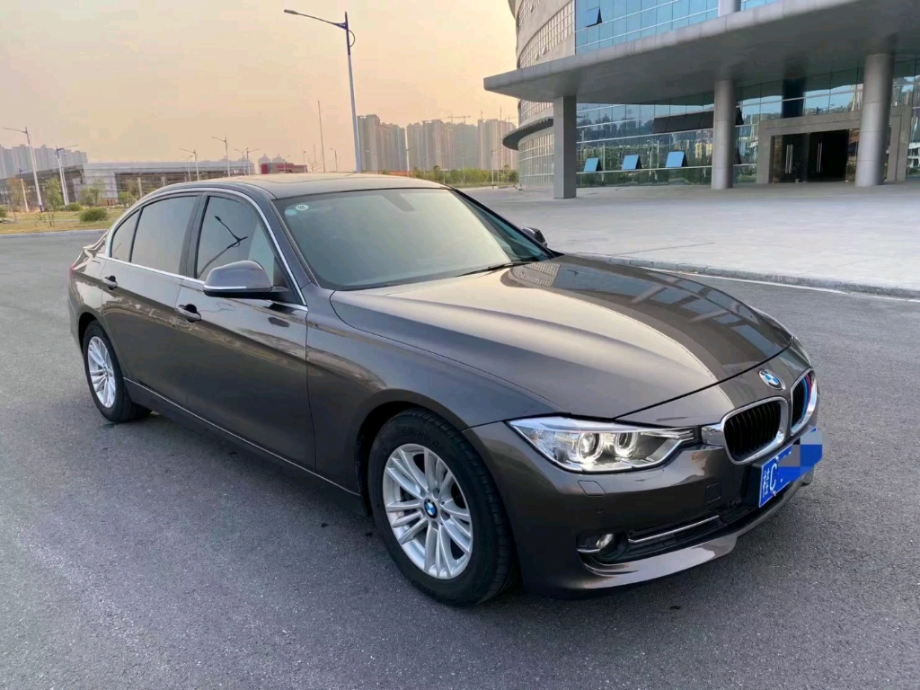 2015年上牌宝马320li时尚版,桂林本地车,车况原版螺丝没动,无任何事故