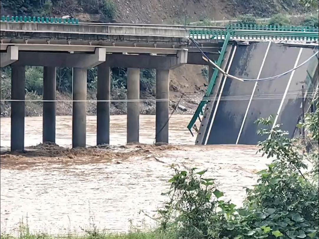 陕西柞水县突发暴雨山洪导致一公路桥梁垮塌,已致11人遇难哔哩哔哩bilibili