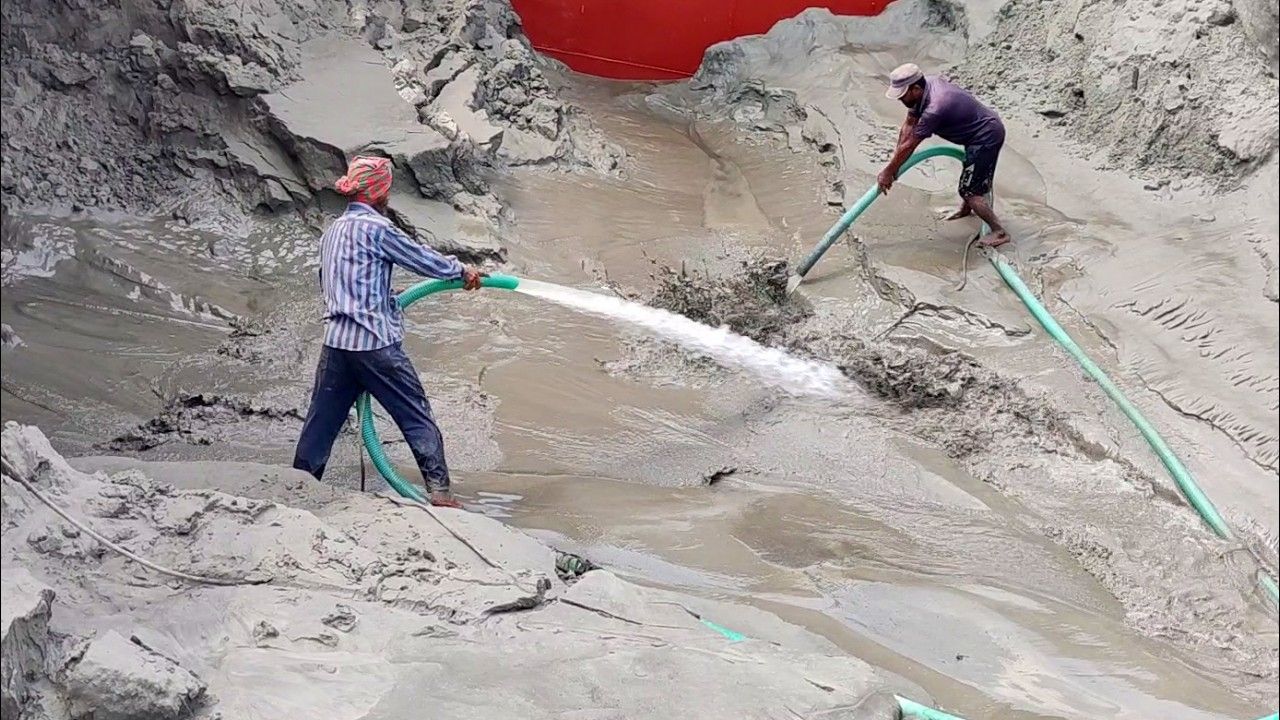 高压水枪清除河沙，效果有多震撼？