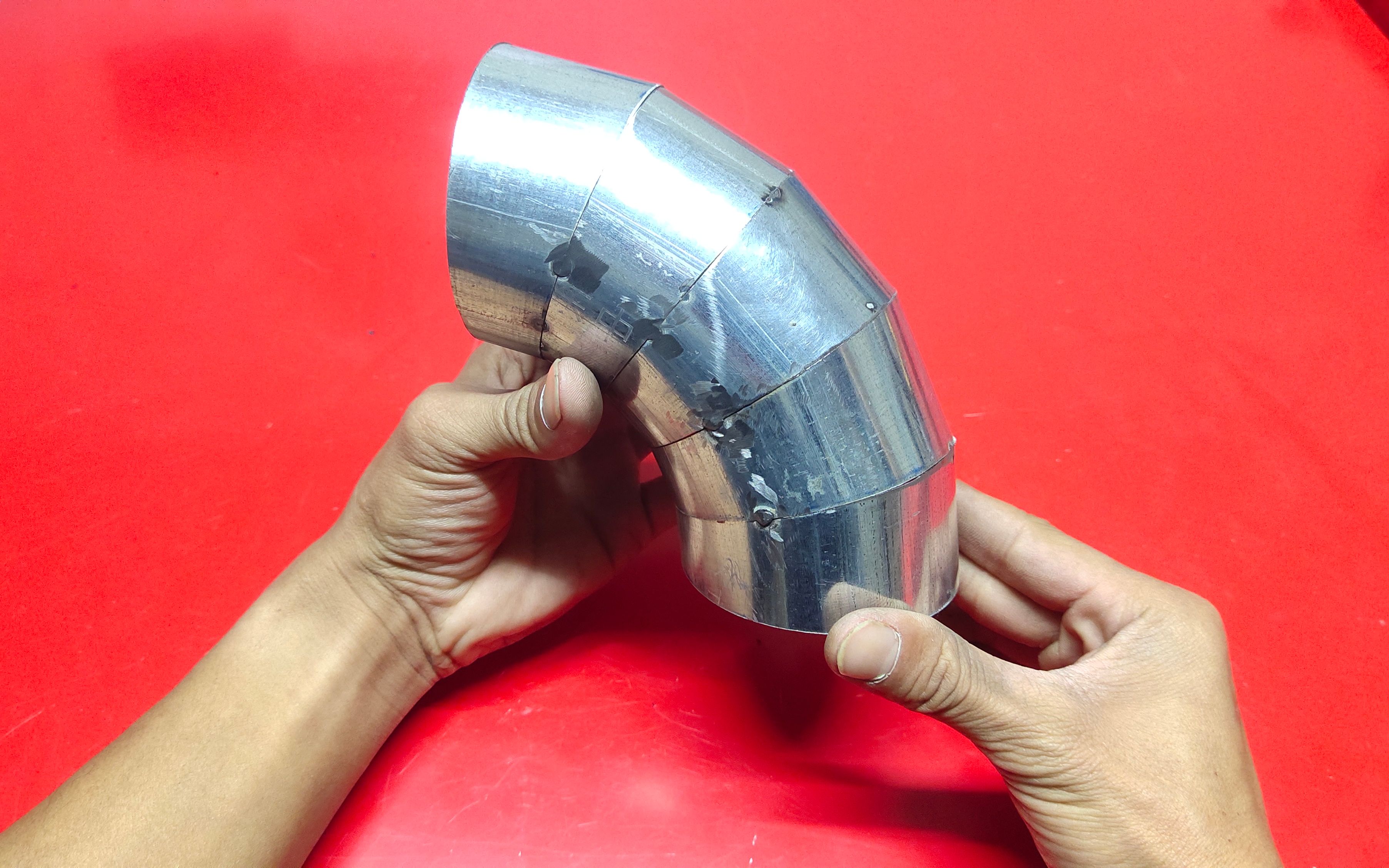 小伙现场展示90度弯头下料的精湛技术,这种操作真是让人大开眼界