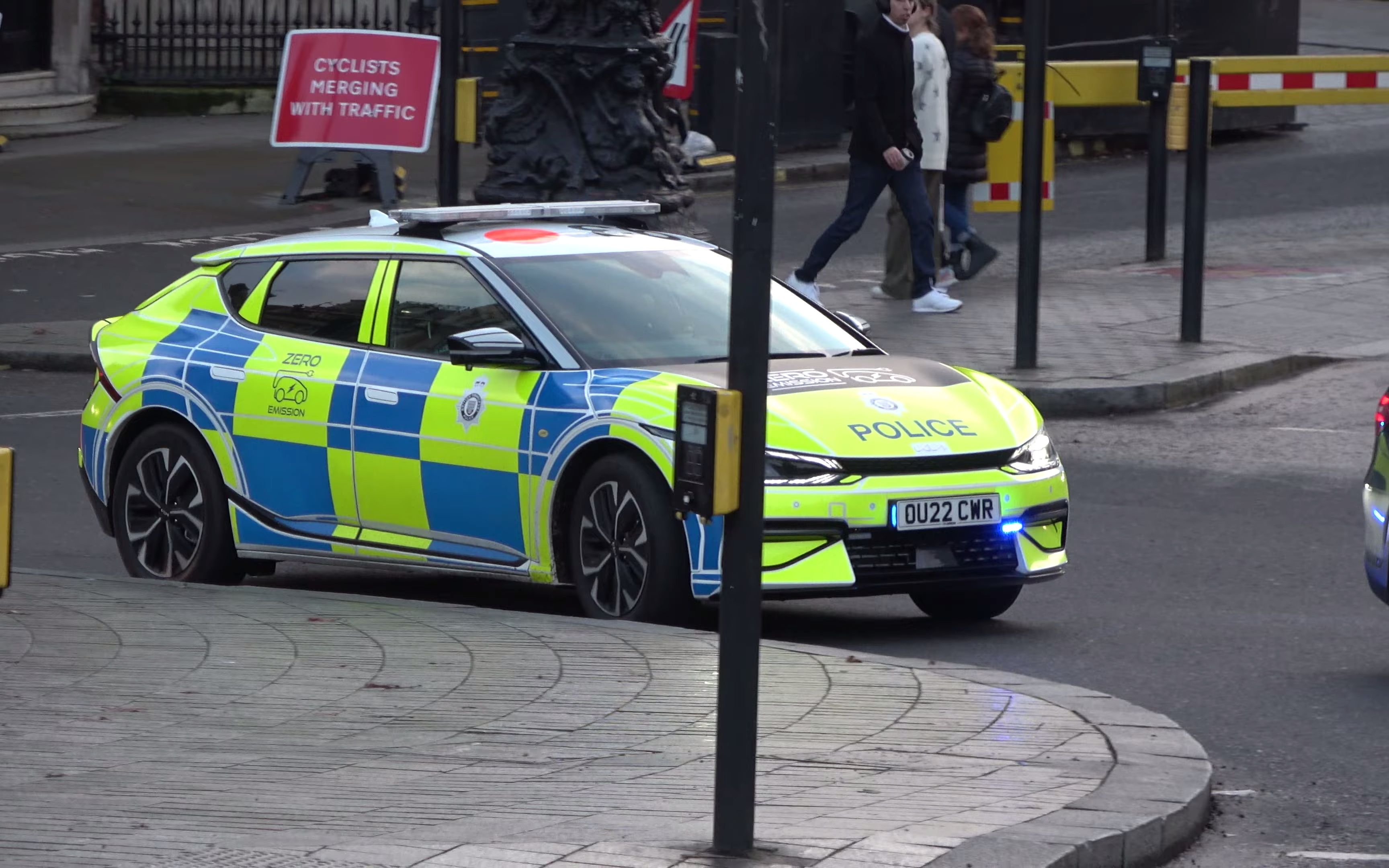 英国轨道交通警察 起亚ev6 电动警车出警!