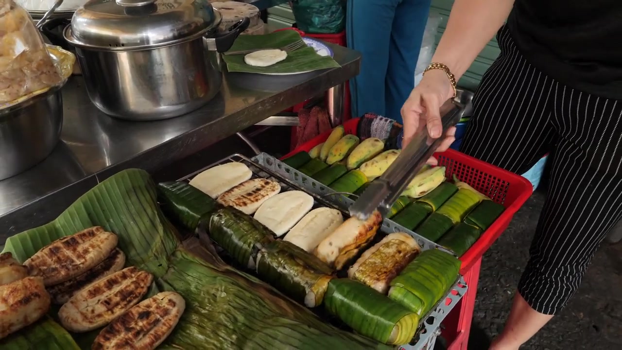 【越南街头小吃】越南传统的烤香蕉配上椰奶,也是相当好吃了!