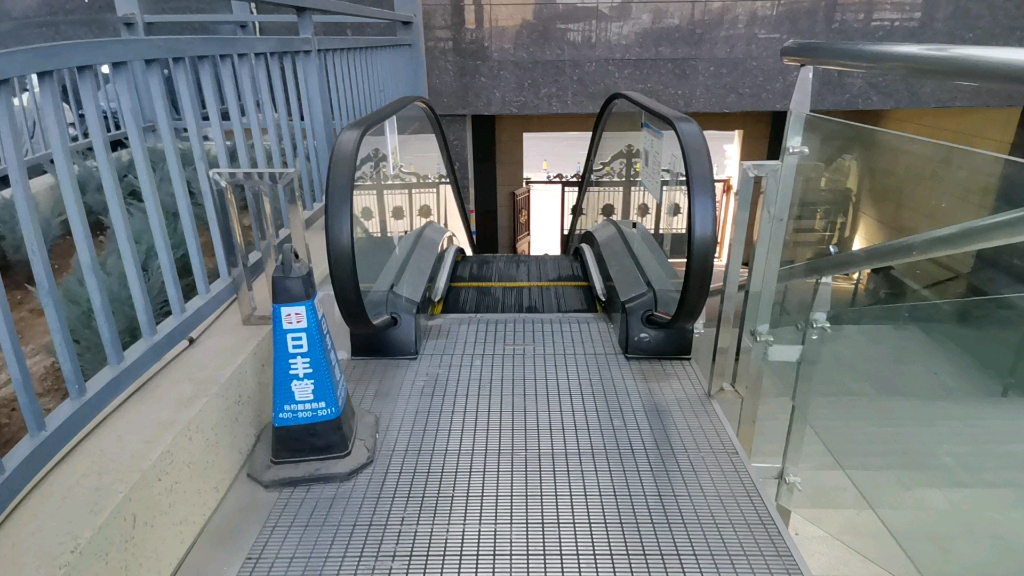 水月龙庭小区门口扶梯