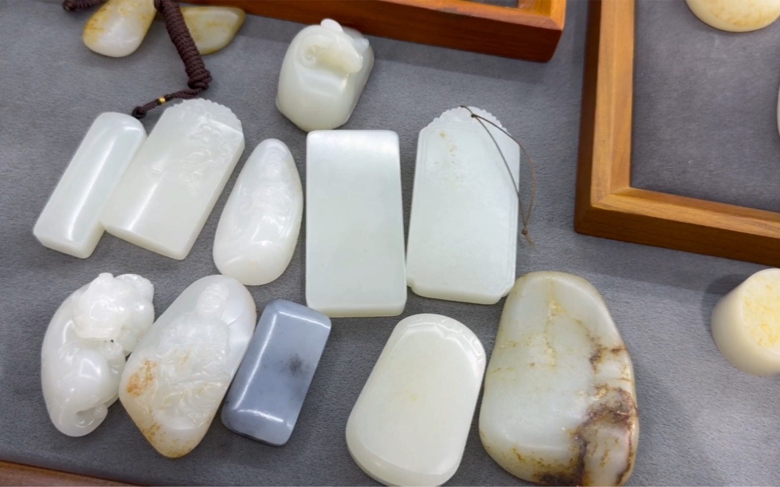 一批新疆和田玉籽料对比,羊脂白和一级白克价差400.