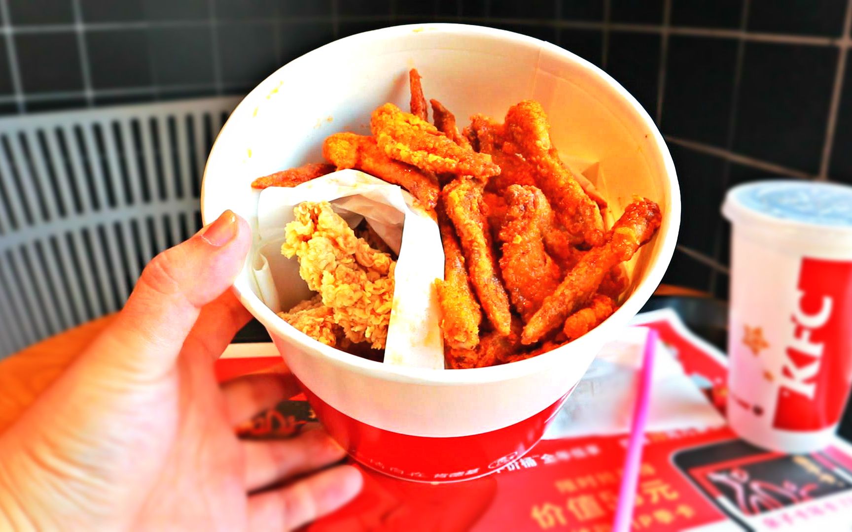 肯德基出的蛋黄味翅尖,39元一桶,还挺好吃的啊