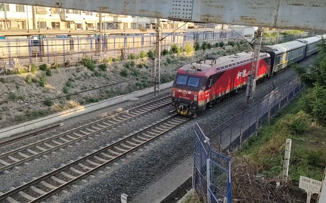 哈局三段和谐hxd3d0608牵引旅客列车进长春站(南昌路机位摄)