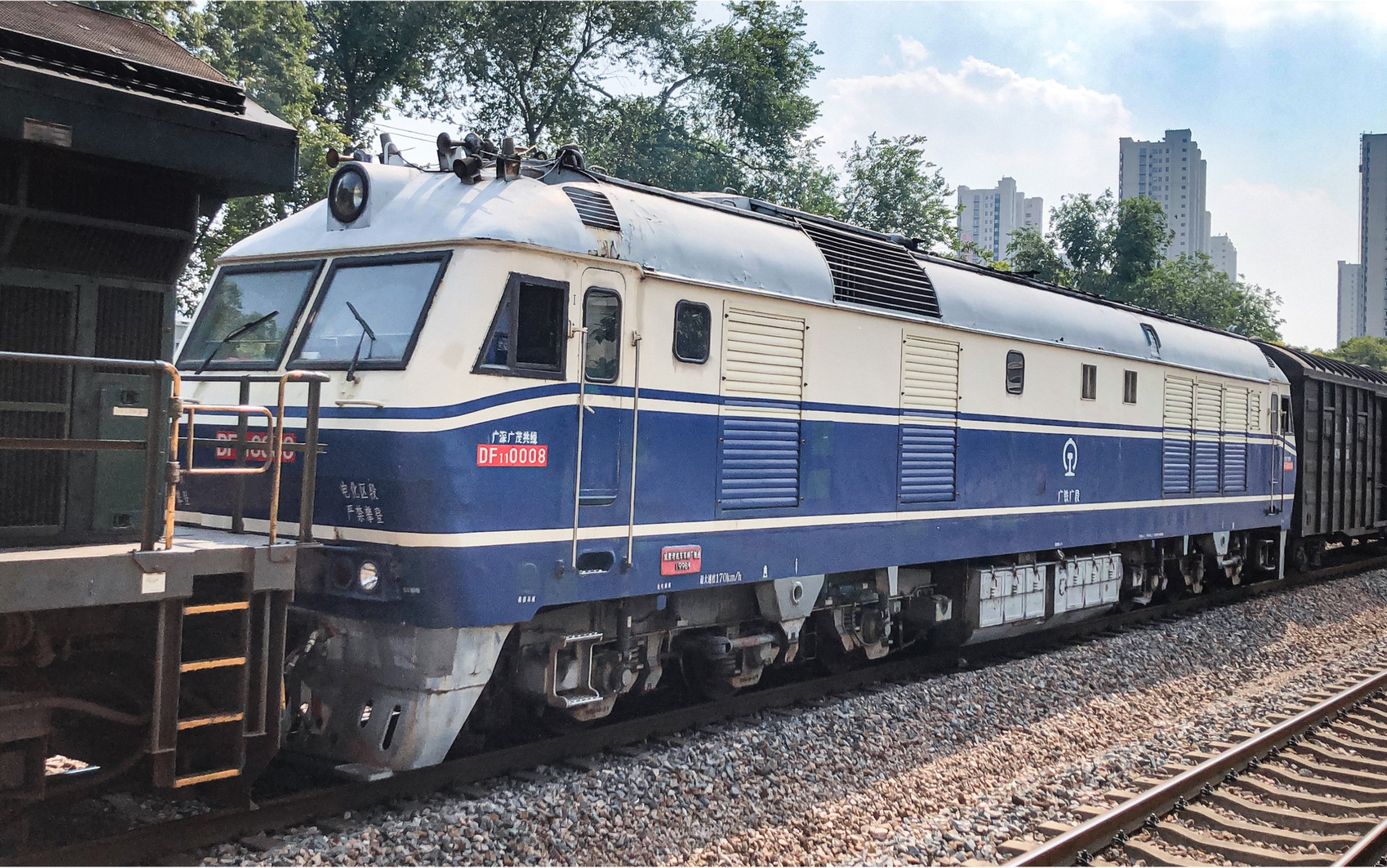 26114附挂广铁广段df110008去戚墅堰-hxn50633通过光华门