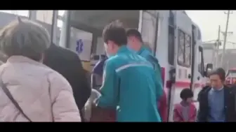 Скачать видео: 河北邯郸王子耀惨遭杀害现场 ，遗体抬上了车 ，孩子一路走好