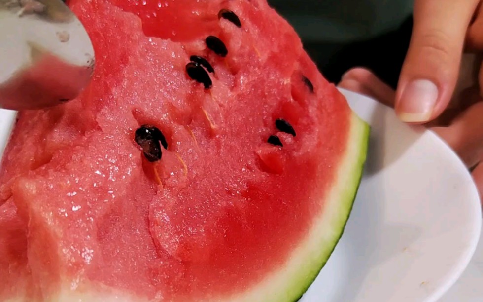 吃大瓜(字面意思)