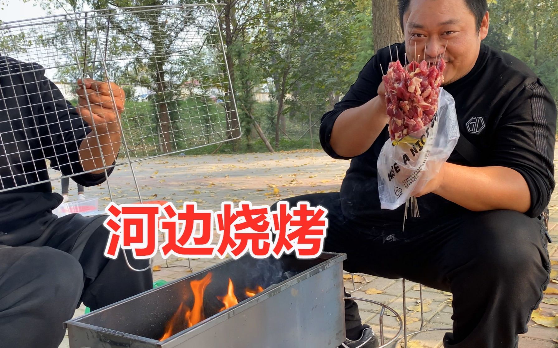 [图]108买了2斤羊肉，胖龙和朋友在河边烧烤，大口吃肉喝酒，真美