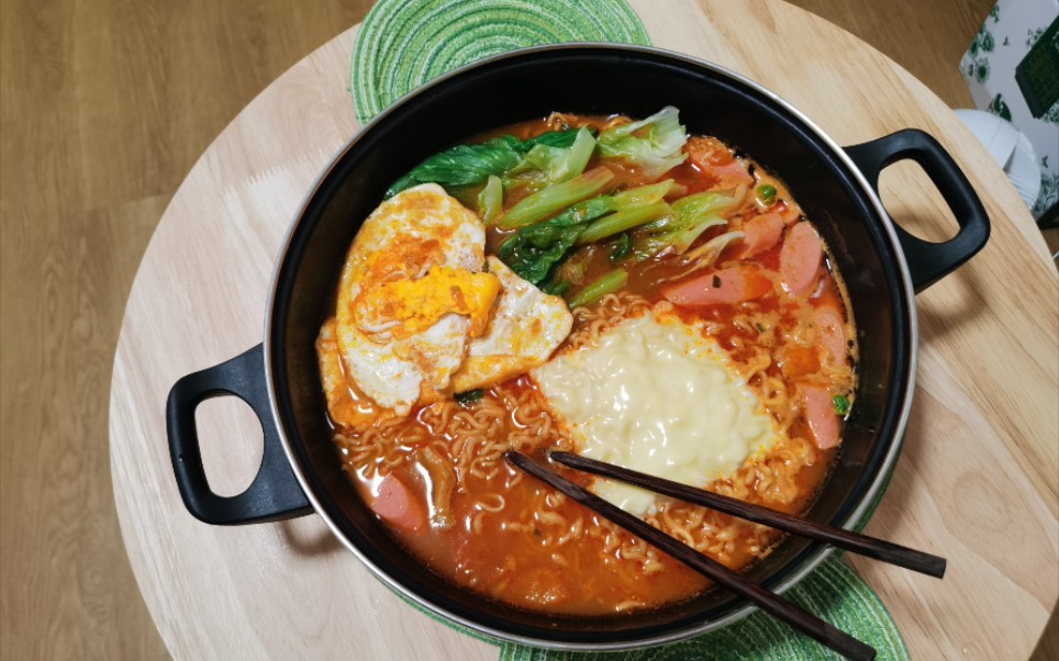 两人食 豪华泡面 ,煎蛋火腿生菜盖一片芝士,配上汤达人罗宋汤面和辣