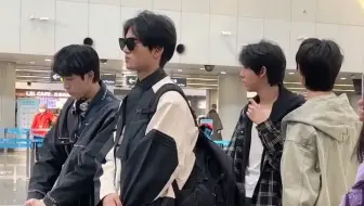 #朴振英把中国练习生带走了#哦米噶JYP来北京一趟居然立刻带中国练习生返韩训练 这个中JYP是认真在闯了。。老