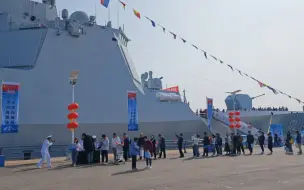 Video herunterladen: PLA 052DL开封舰，遇水变大，佩服那些能把这种庞然大物拍小的摄影师