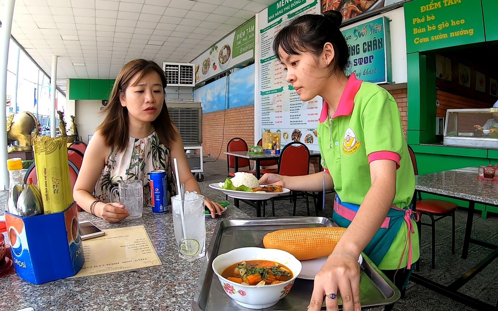 阿莫陪美女吃饭,越南景区旁边的餐厅,这样的价格你觉得贵吗?