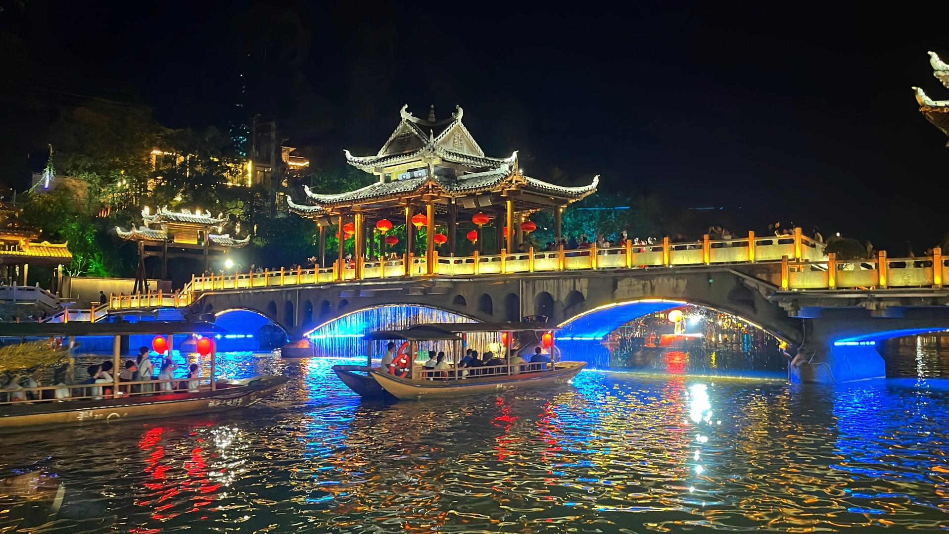 凤凰古城夜景赞美简短图片