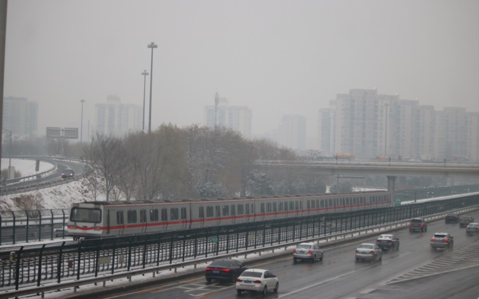 【雪国列车】北京地铁一号线八通线高架段雪景