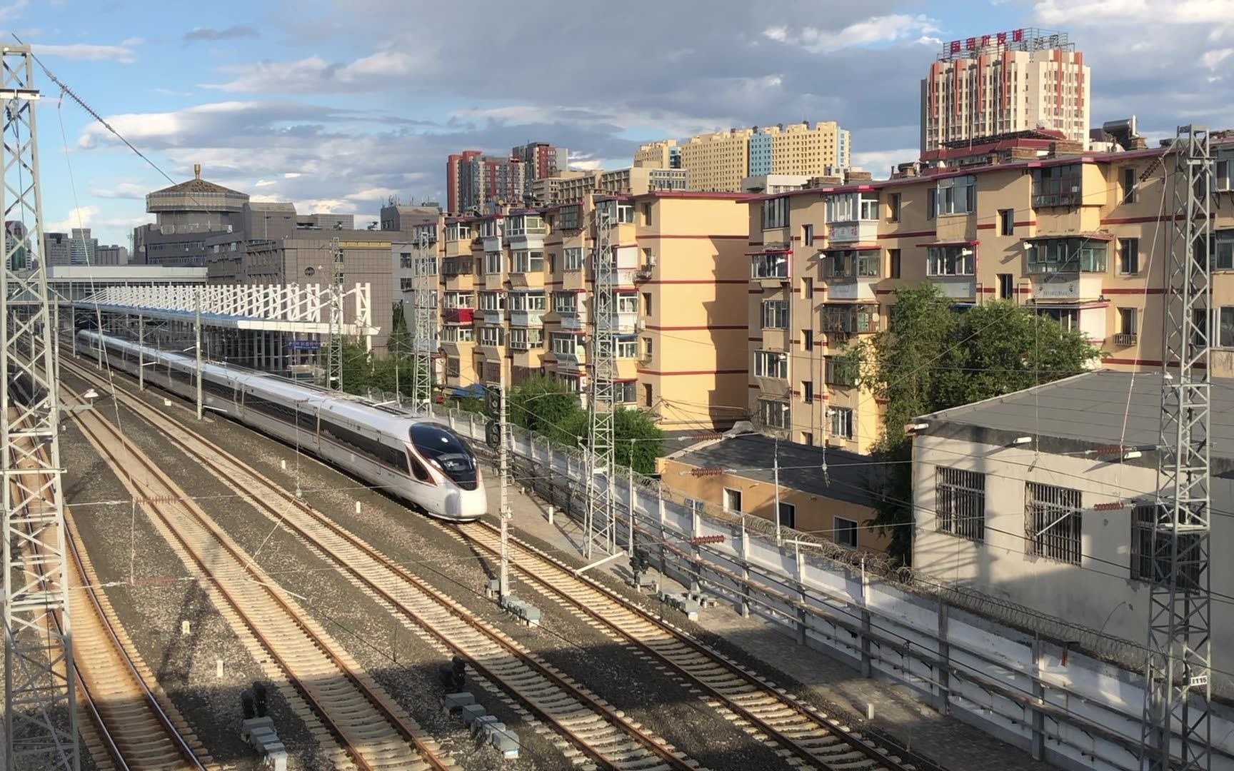 d6780进站 g2487出站 拍摄地点:呼和浩特站