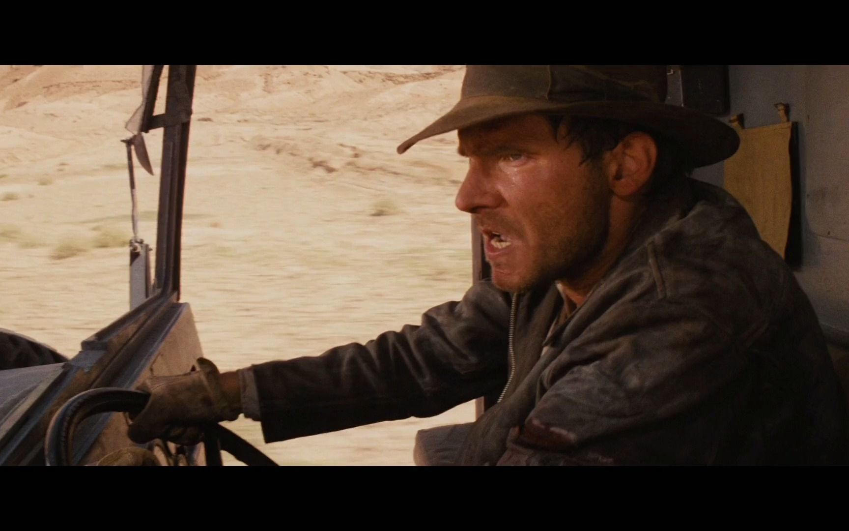 夺宝奇兵4琼斯最后还是在吃瓜群众的帮助下得以逃脱