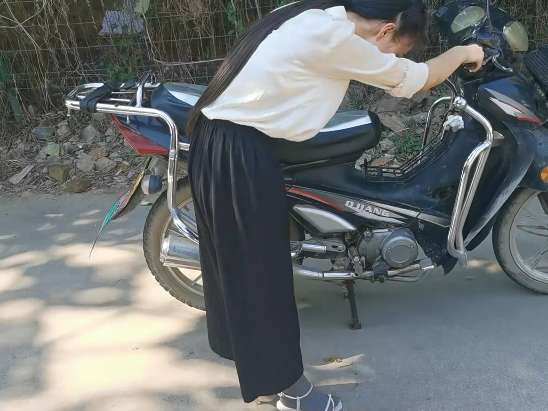 美女穿高跟凉鞋踩发猛轰油弯梁摩托车