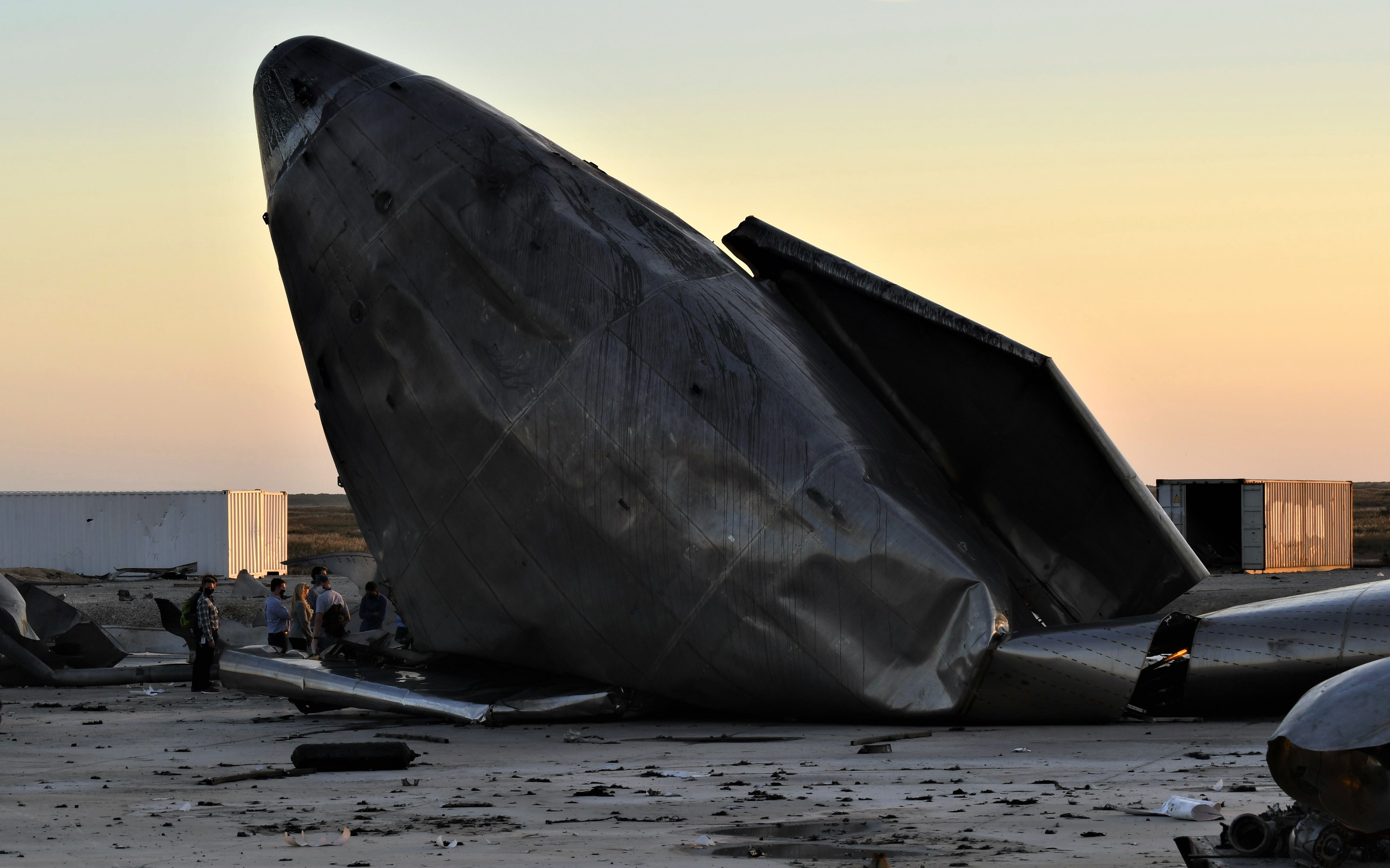 星舰sn8坠毁现场(看见了马斯克的身影)