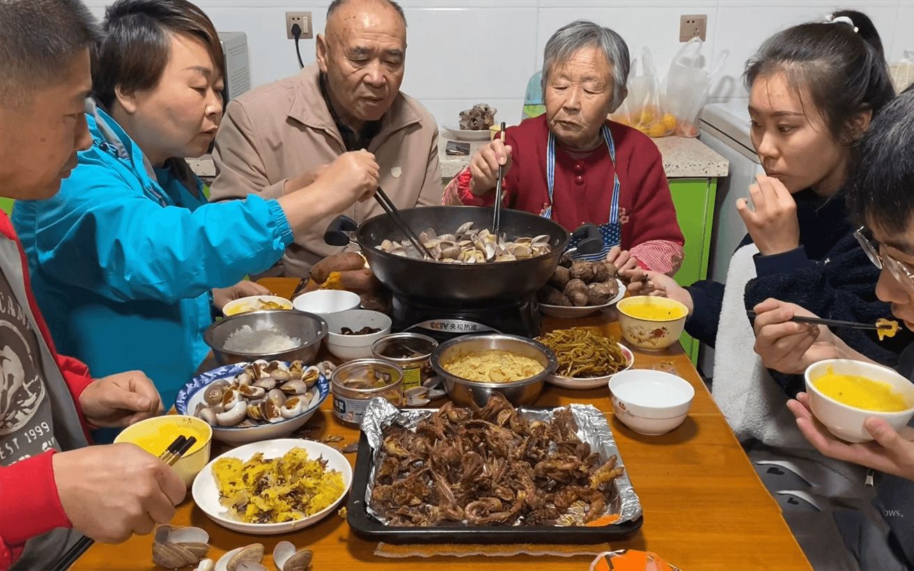 东北大妈大铁锅熬小碴粥,媳妇买30元黄蚬子煮一锅,味鲜美还不贵哔哩哔哩bilibili