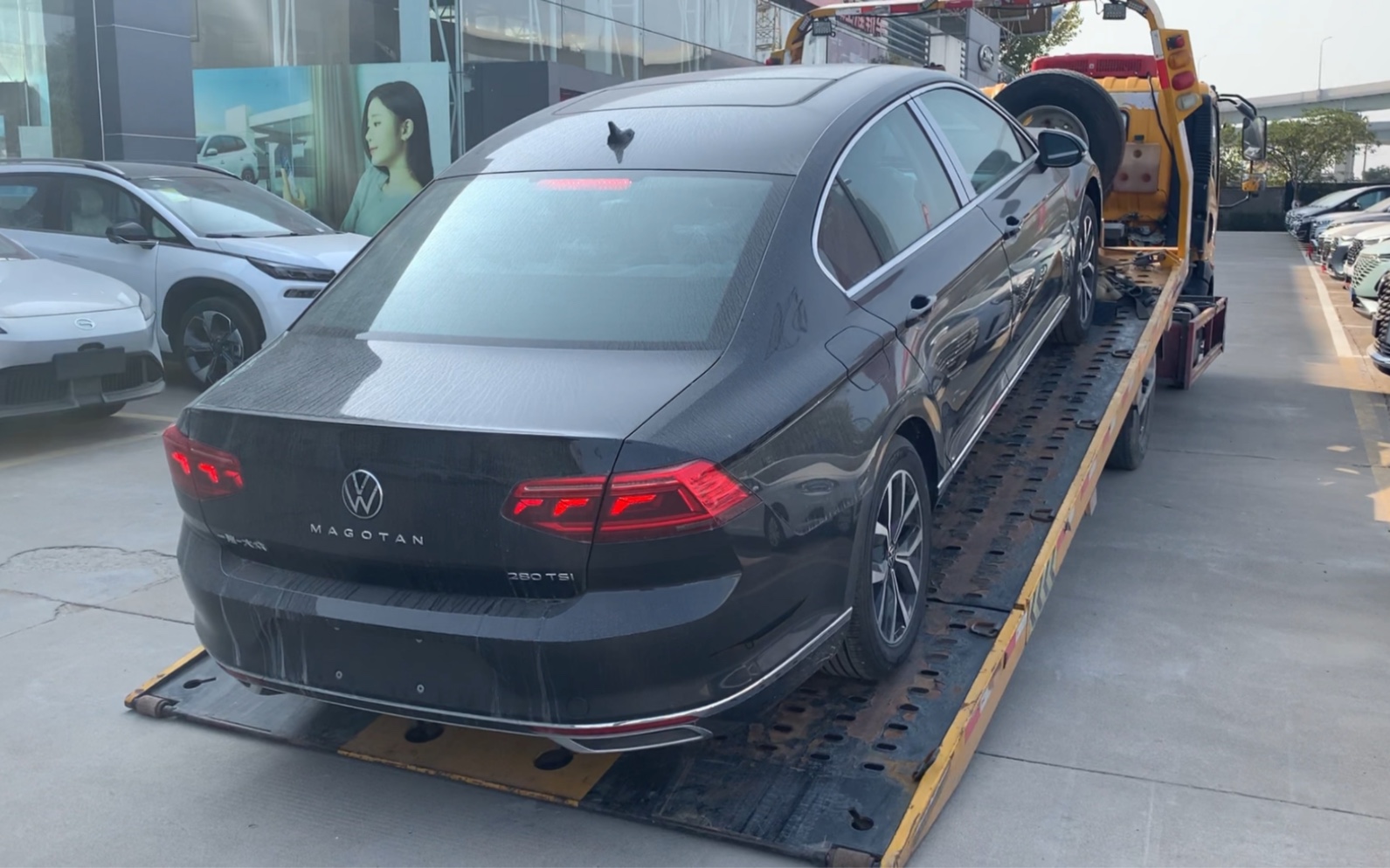 迈腾280舒适版板车给粉丝兄弟送到家 16万8落地 这车怎样