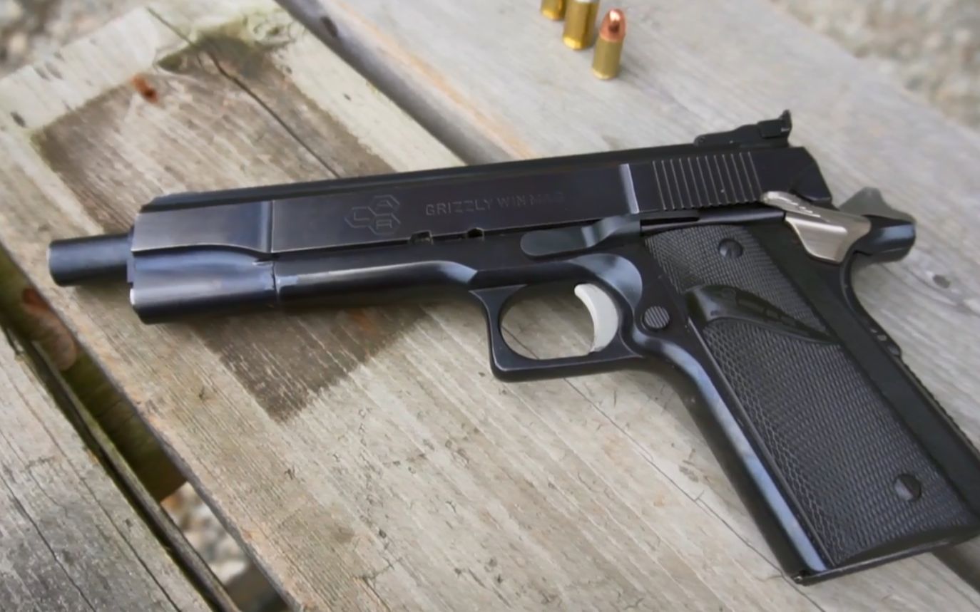 沙漠之鹰的竞争对手,射击伴随"火圈",灰熊马格南大威力手枪