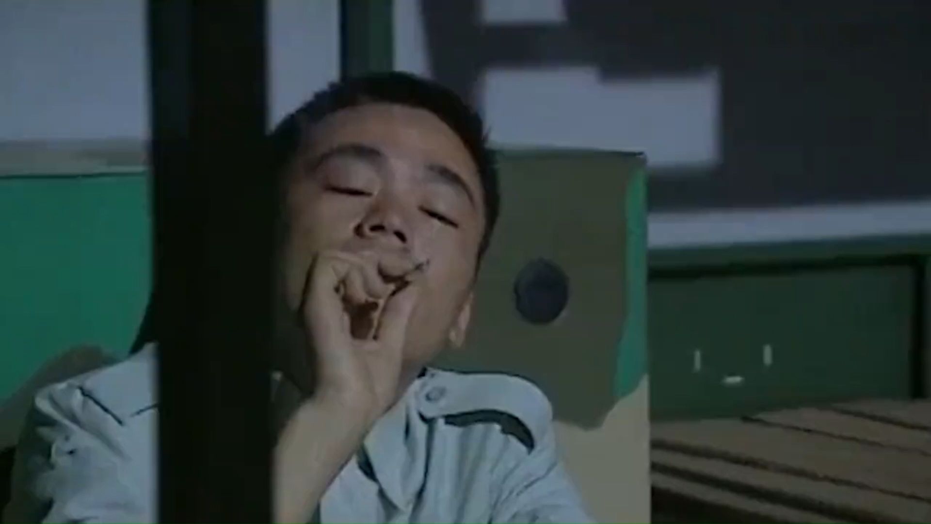 为什么许三多在连队抽烟纠察不管,反而还给他递烟