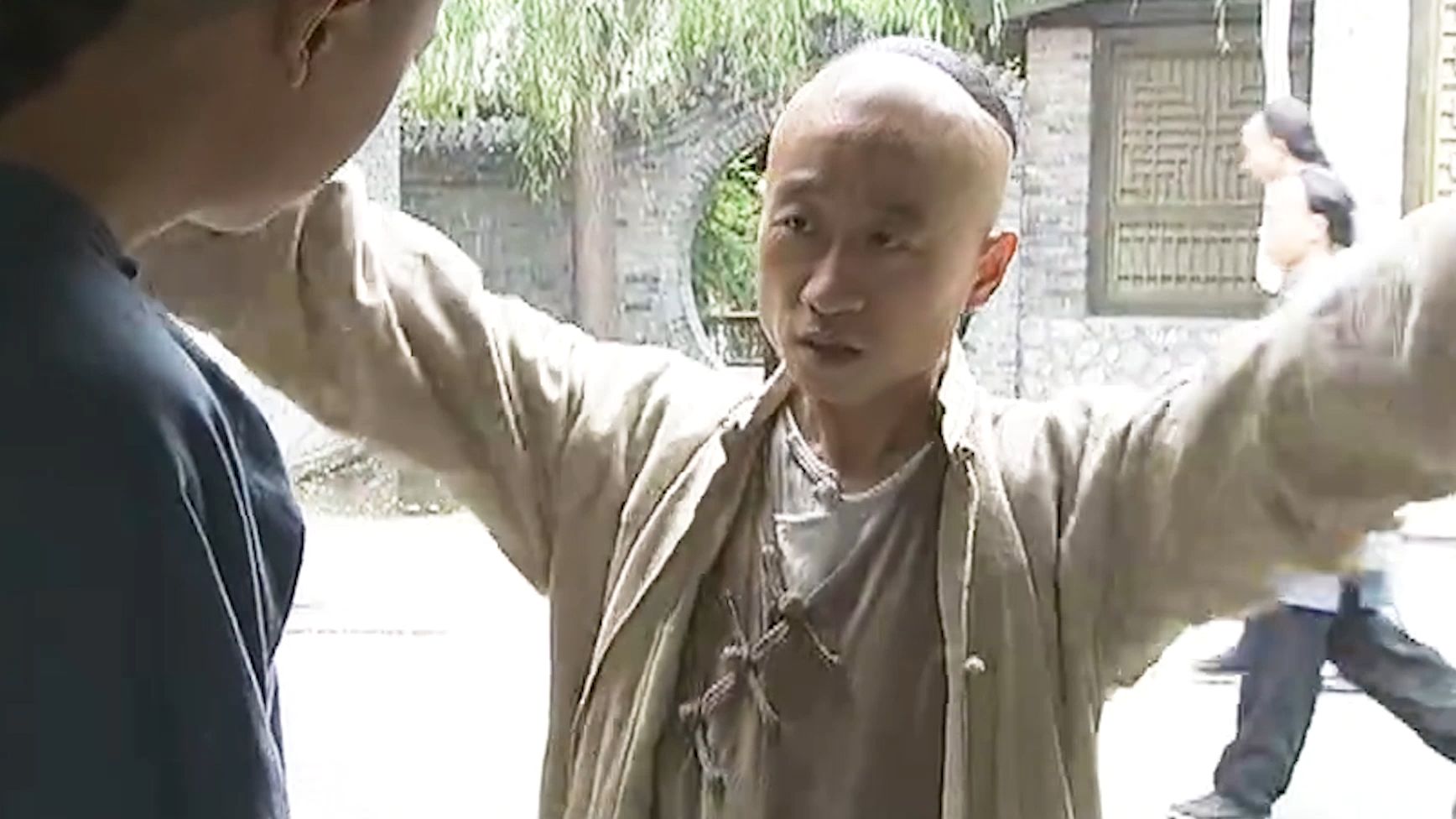 钦差大臣:赌坊伙计瞧不起阿丑,见他一拉裤腰态度秒变