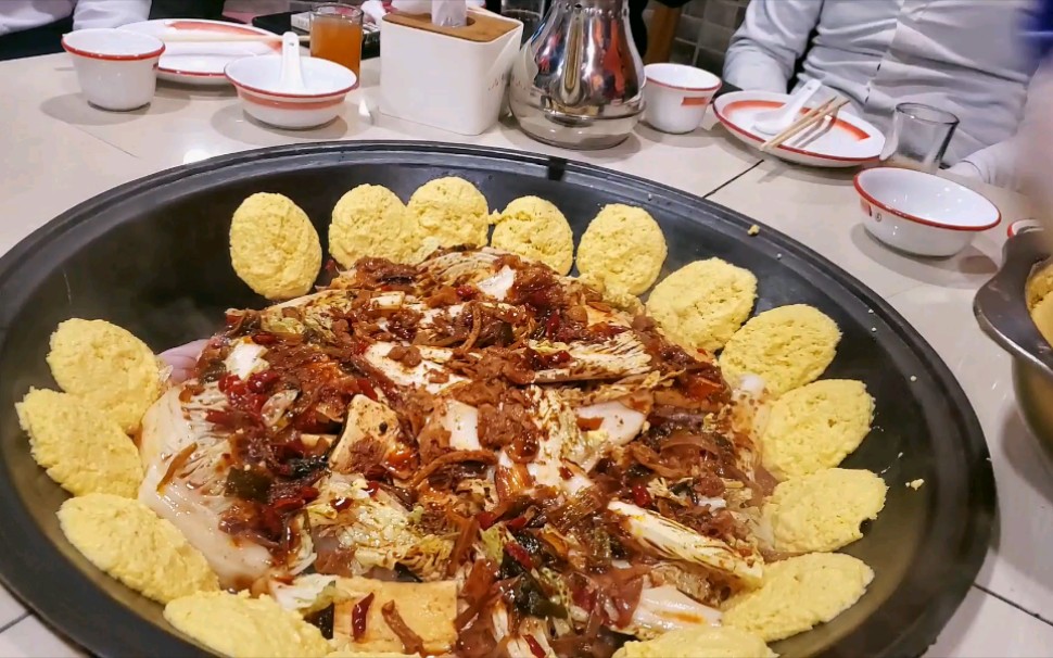 大锅炖鱼贴玉米饼