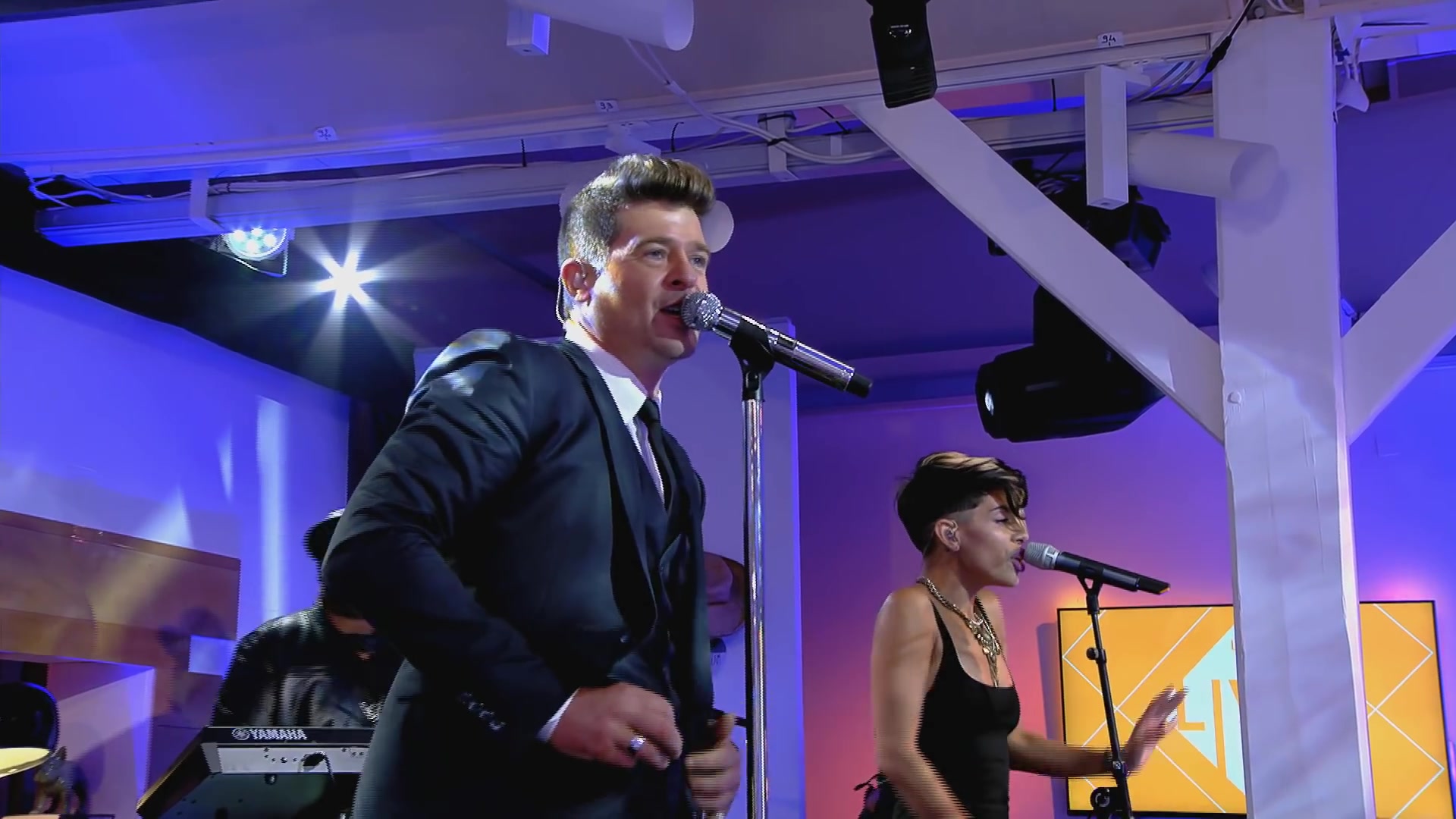 live exclu - robin thicke morning sun - c à vous - 08 09 2015