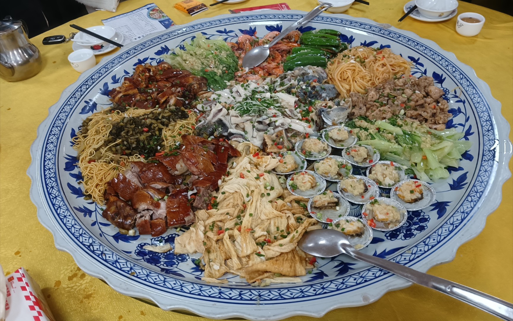 江门市鹤山吃大盘菜780元一米的大盘子烧鹅烧鸡小鲍鱼十几种菜.