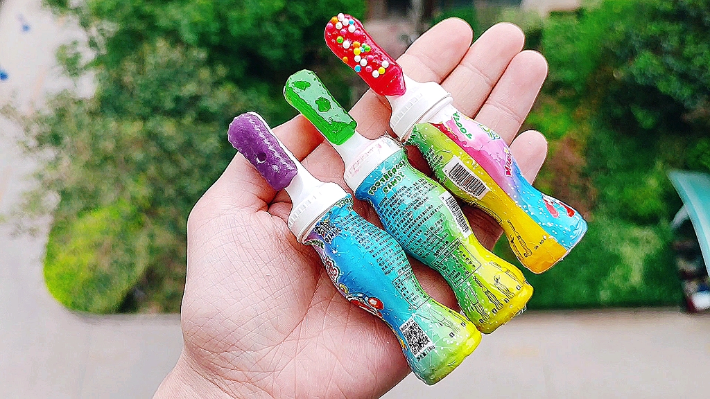 趣味糖果,花三块钱买了三个搞怪牙刷糖,酸甜可口,童年的味道