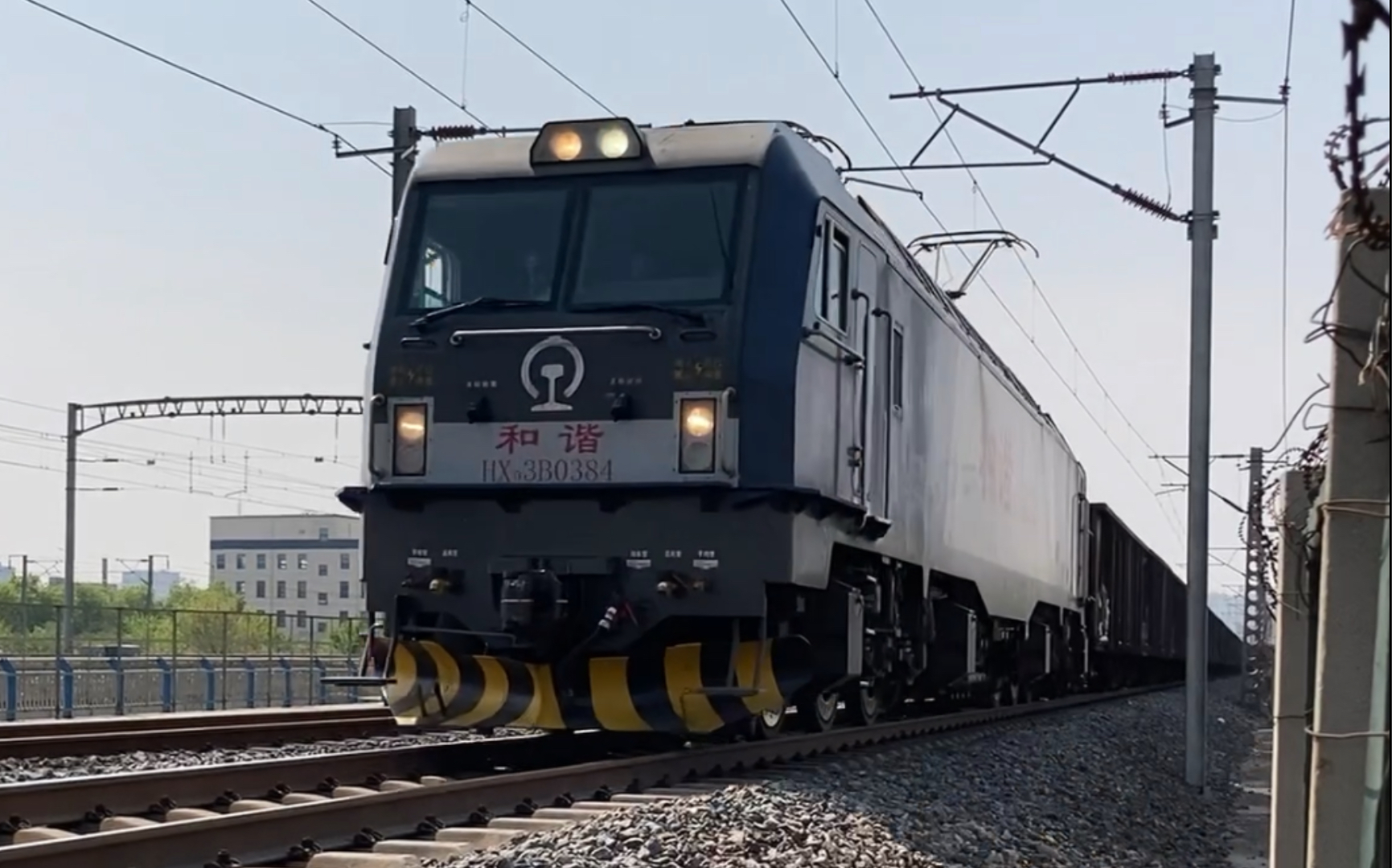 hxd3b牵引敞车货列通过