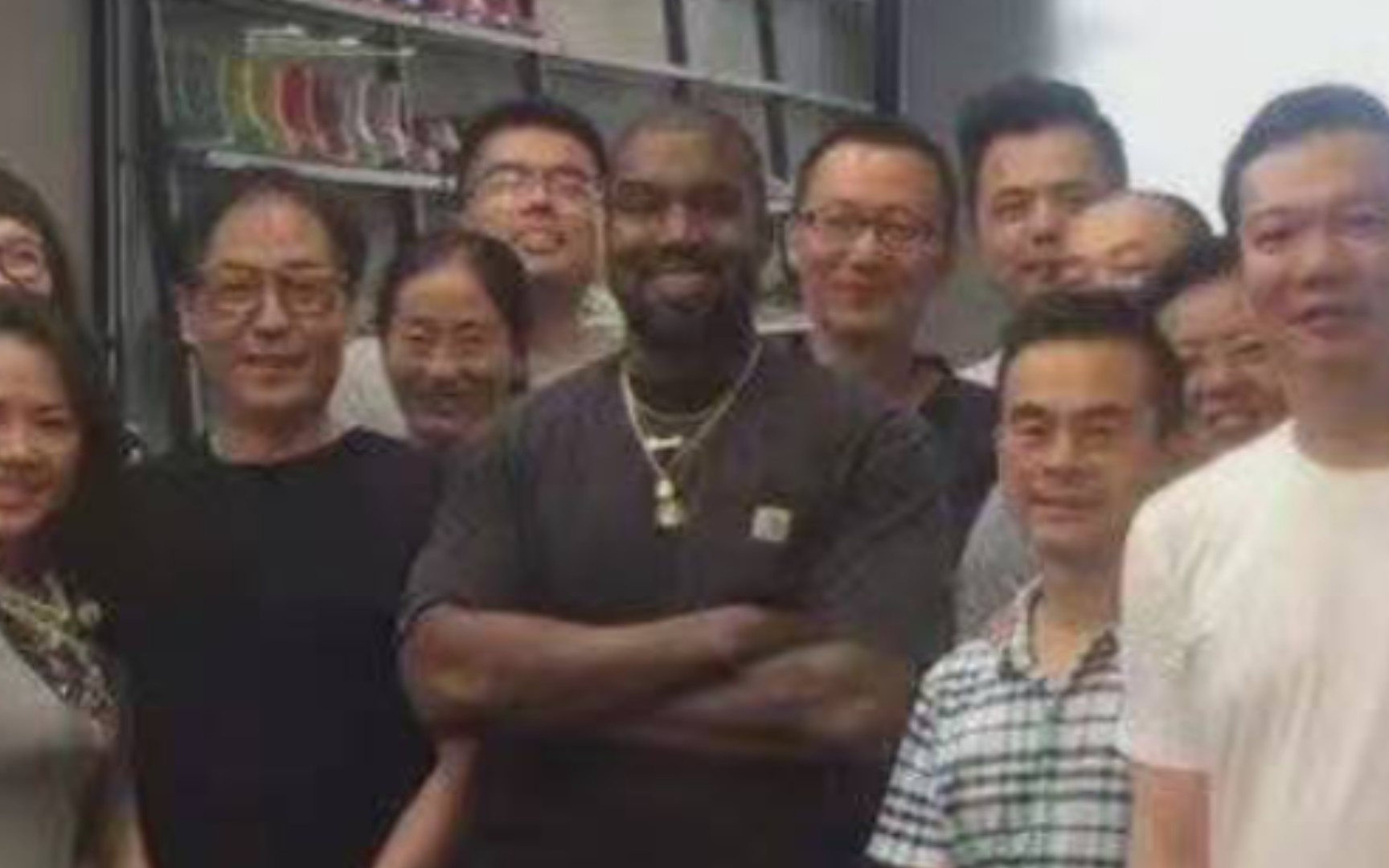 [图]kanye纪录片《jeen-yuhs》第三集中，出现了Kanye来广州工厂考察的画面。 在当时，他们拍下了这张照片