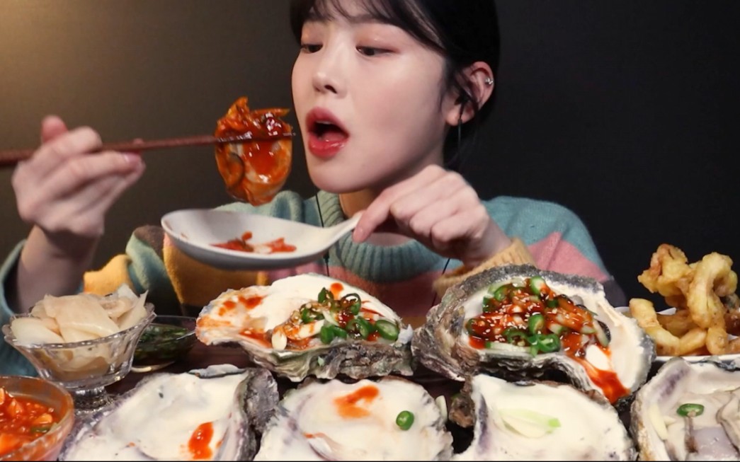 【boki吃播】1/7更新,boki今天在家吃海鲜,超大生蚝搭配酥脆的炸鱿鱼