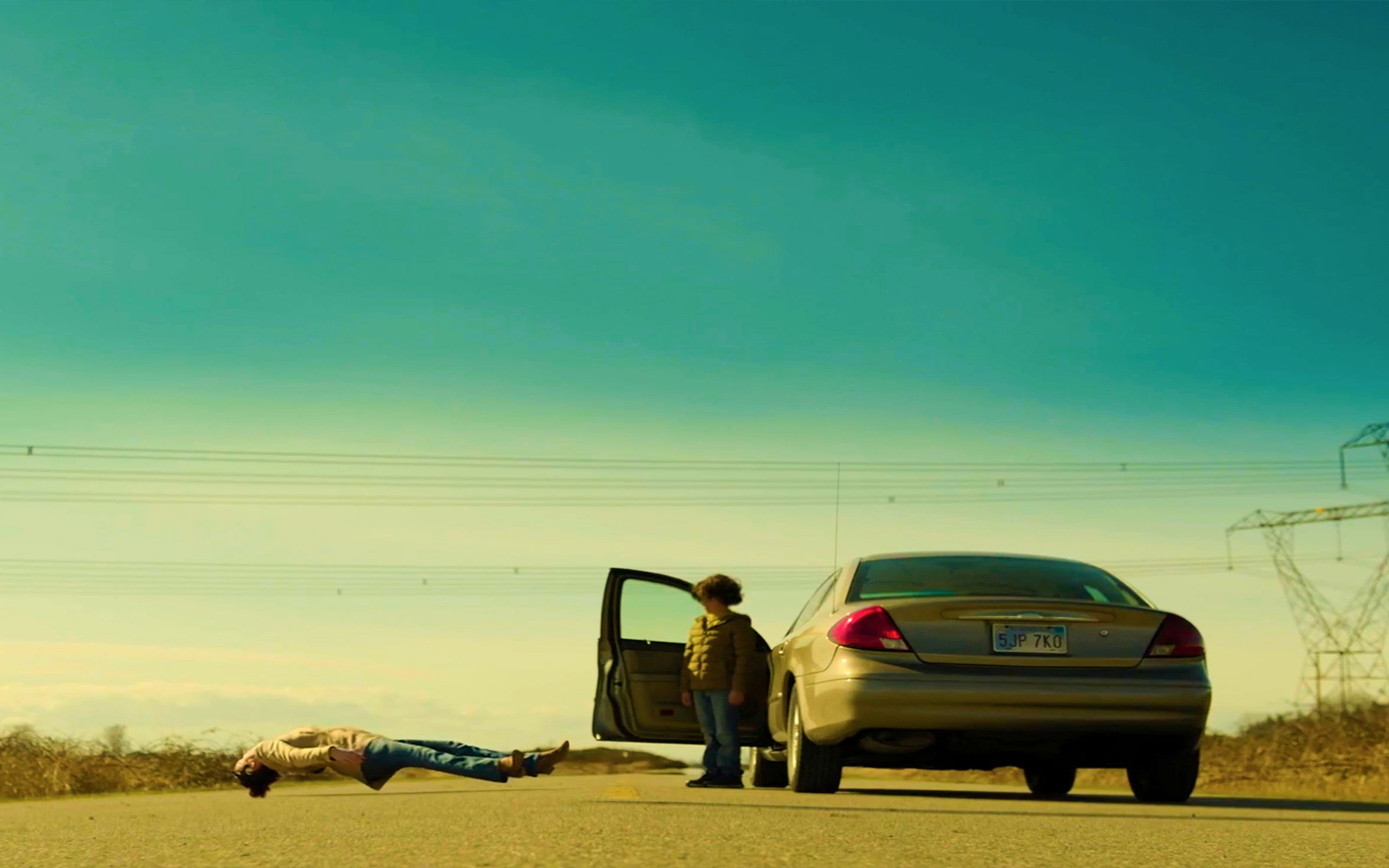 男孩死而复生,小镇却接二连三发生命案,尸体悬浮空中,美剧《残骸》