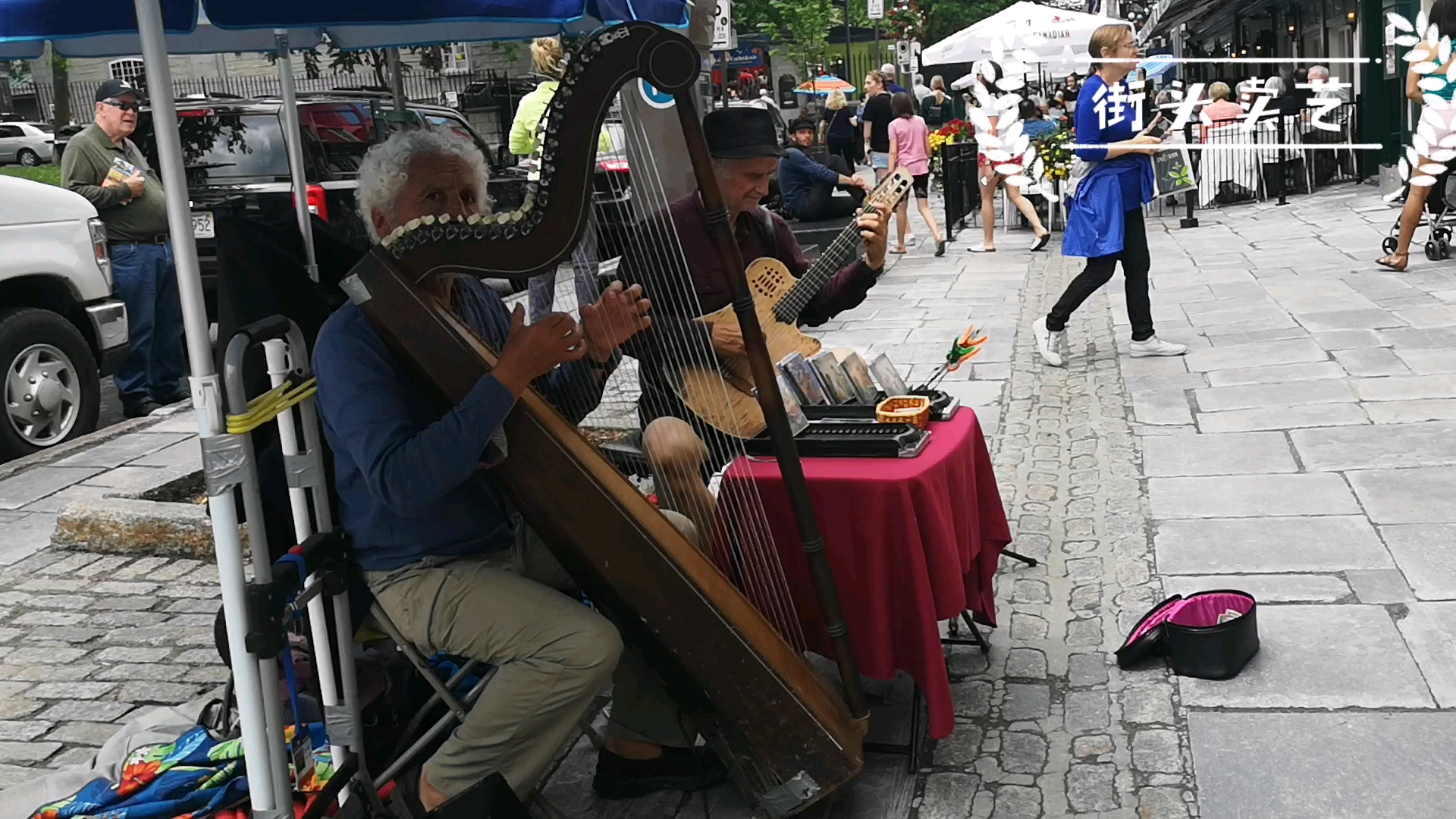 街头卖艺的老艺术家