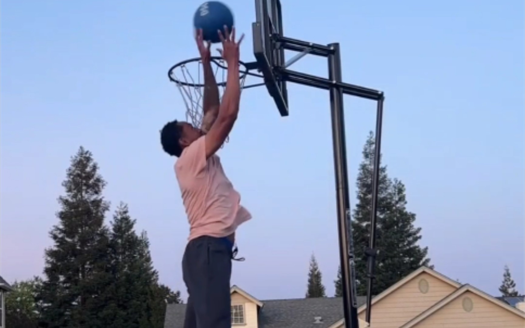 科学老师&白乔丹完成类似的新扣篮!