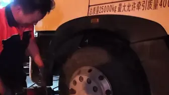 牛首山高速救援爆胎卡友，大哥心态太好了，这活干的好开心！